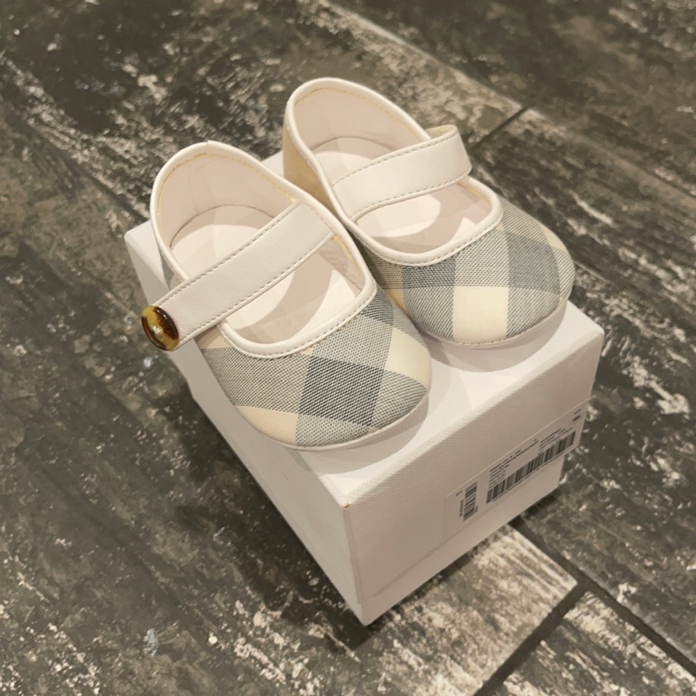 burberry crib shoes